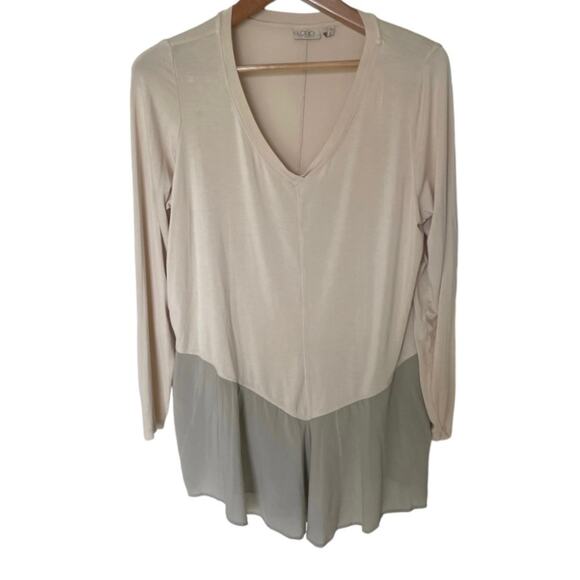 Logo Lori Goldstein Deep V-Neck Top Flounce Hemline Size 1X - Picture 1 of 5